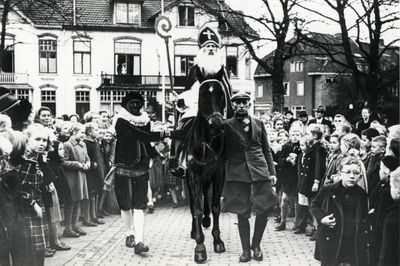 57669 Afbeelding van de intocht van Sinterklaas op het schoolplein voor de Neutrale School voor G.L.O. der Utrechtsche ...